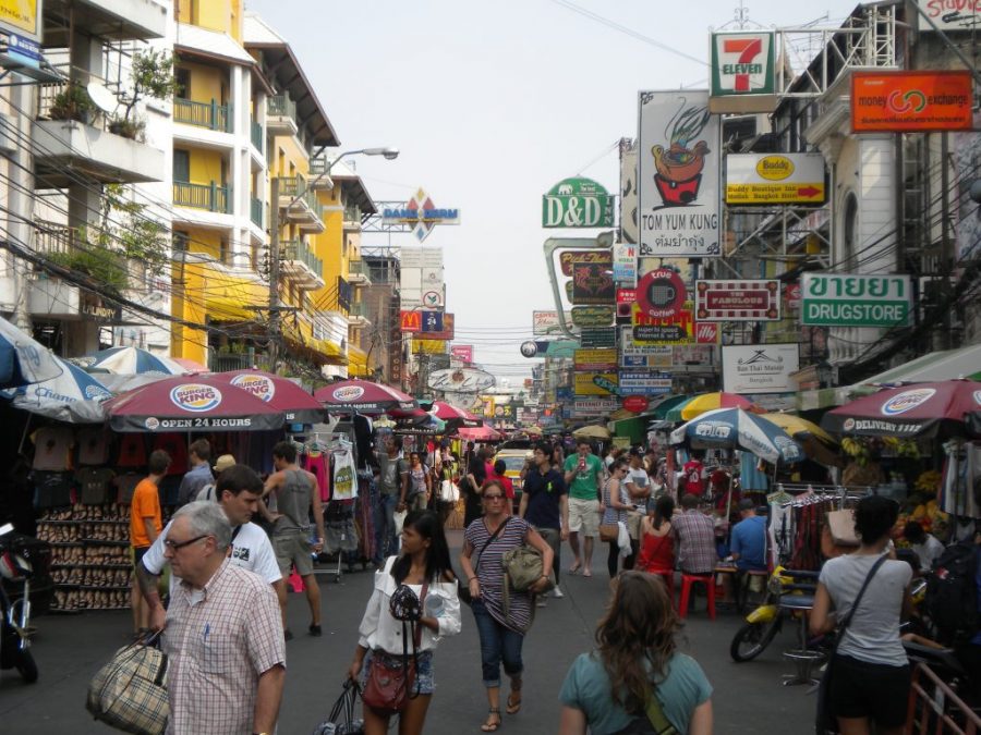 Saliendo por la calle Khao San Road - El Barrio Mochilero de Bangkok