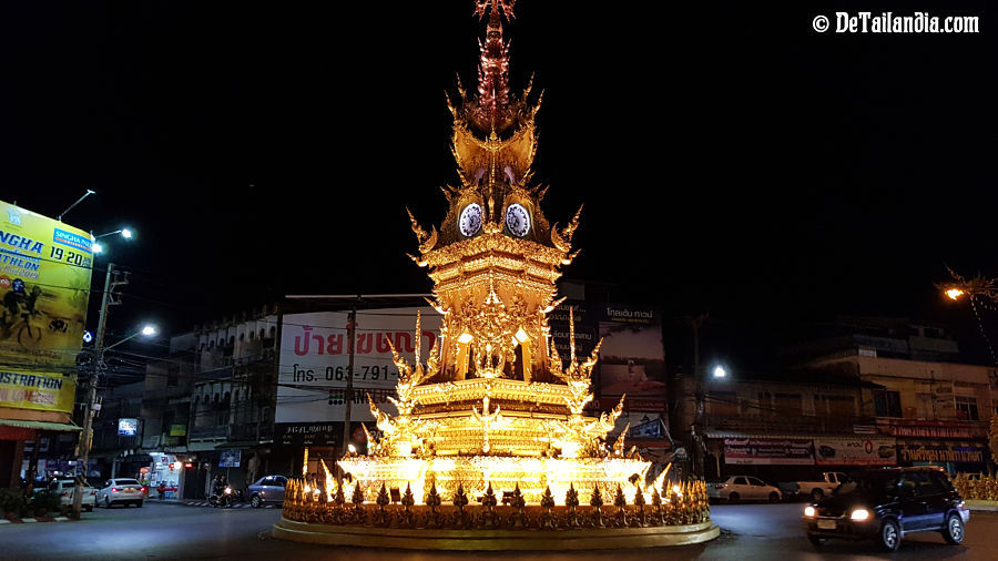 Torre del reloj de Chiang Rai por la noche