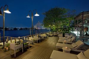 Hotel en el río de Bangkok